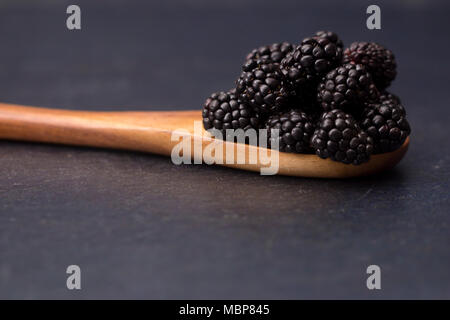 Fresh Plump more su un bancone di ardesia Foto Stock