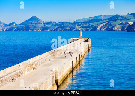 Il molo di Castro Urdiales. Castro Urdiales è una piccola città nella regione Cantabria in Spagna settentrionale. Foto Stock