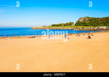 Spiaggia di Brazomar in Castro Urdiales, piccola città della regione Cantabria in Spagna settentrionale Foto Stock