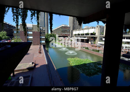 Londra, Inghilterra, Regno Unito. Il Barbican Centre - anni settanta complesso di strutture artistiche e alloggio - Vista dal ponte di Gilbert Foto Stock