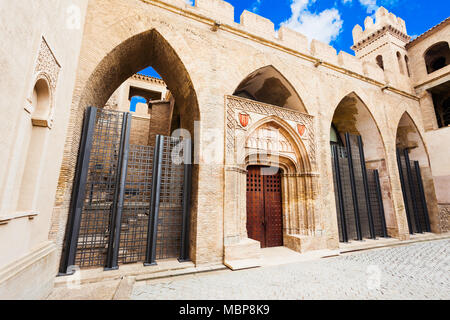 Il Castillo de la Aljafería Palace o il Palacio de la Aljaferia è fortificata medievale palazzo islamica nella città di Saragozza nella regione di Aragona, Spagna Foto Stock