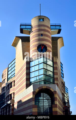 Londra, Inghilterra, Regno Unito. N. 1 Pollame (1997 - James Stirling) - ufficio e commercio al dettaglio Edilizia in corrispondenza della giunzione di pollame e Queen Victoria Street. Foto Stock