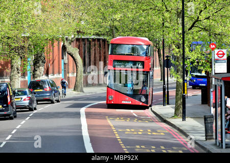 Londra, Inghilterra, Regno Unito. Red double decker bus londinese passando a Lambeth Palace Foto Stock