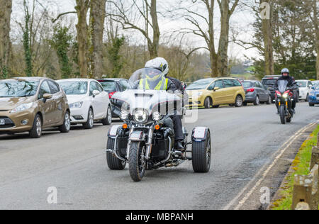 Uomo a cavallo di un Harley Davidson Trike con pillion passeggero nel Regno Unito. Harley Davidson 3 motociclo a ruote. Moto con 3 ruote. Foto Stock