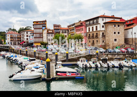 A Llanes, Spagna - 25 settembre 2017: Yachts presso il porto turistico della città di Llanes, Asturias provincia nel nord della Spagna Foto Stock