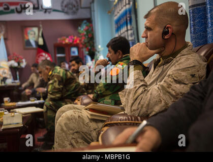 Stati Uniti Marine Col. Matteo Grosz, la Task Force Southwest senior advisor per il 215th Corps, ascolta attentamente durante una cauzione shura a Bost Airfield, Afghanistan, 1 gennaio, 2018. I principali leader dalla Task Force Southwest e afghana per la difesa nazionale e le forze di sicurezza si sono riuniti per discutere di follow-sulle azioni per Maiwand 10 nonché provinciale di soluzioni di sicurezza, rafforzando ulteriormente la Lashkar Gah cintura di sicurezza e assicurare la stabilità nella regione. (U.S. Marine Corps foto di Sgt. Justin T. Updegraff) Foto Stock