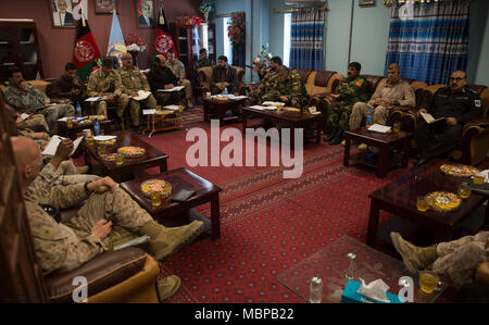 Nazionale afghano di difesa e di sicurezza vigenti i principali leader e U.S. Marines con la Task Force a sud-ovest di tenere un security shura a Bost Airfield, Afghanistan, 1 gennaio, 2018. I principali leader dalla Task Force Southwest e afghana per la difesa nazionale e le forze di sicurezza si sono riuniti per discutere di follow-sulle azioni per Maiwand 10 nonché provinciale di soluzioni di sicurezza, rafforzando ulteriormente la Lashkar Gah cintura di sicurezza e assicurare la stabilità nella regione. (U.S. Marine Corps foto di Sgt. Justin T. Updegraff) Foto Stock