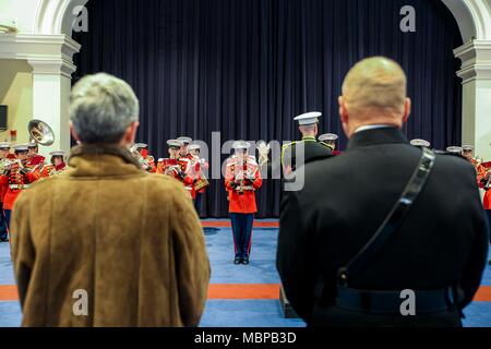 Il comandante del Marine Corps gen. Robert B. Neller e moglie, D'Arcy Neller guarda la U.S. Banda di marino durante il 2018 sorpresa Serenata alla caserma marini Washington, Washington D.C., 1 gennaio, 2018. La sorpresa Serenata è una tradizione che risale alla metà-1800's in cui U.S. Marine Band suona musica per il Comandante del Marine Corps nella sua casa il giorno di nuovi anni. (U.S. Marine Corps foto di Sgt. Olivia G. Ortiz) Foto Stock