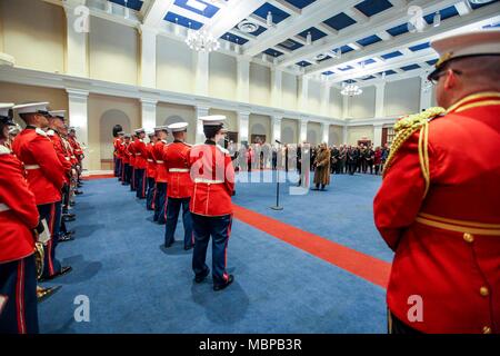 Il comandante del Marine Corps gen. Robert B. Neller e moglie, D'Arcy Neller guarda la U.S. Banda di marino durante il 2018 sorpresa Serenata alla caserma marini Washington, Washington D.C., 1 gennaio, 2018. La sorpresa Serenata è una tradizione che risale alla metà-1800's in cui U.S. Marine Band suona musica per il Comandante del Marine Corps nella sua casa il giorno di nuovi anni. (U.S. Marine Corps foto di Sgt. Olivia G. Ortiz) Foto Stock