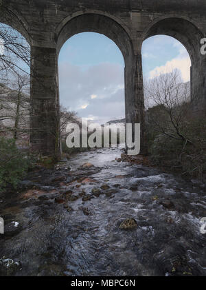 Paesaggio invernale con un bel ponte ad arcate nei pressi del villaggio di Glenfinnan. Foto Stock