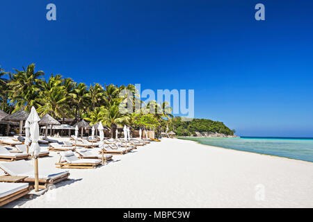 I lettini sulla spiaggia solitaria, Boracay Foto Stock