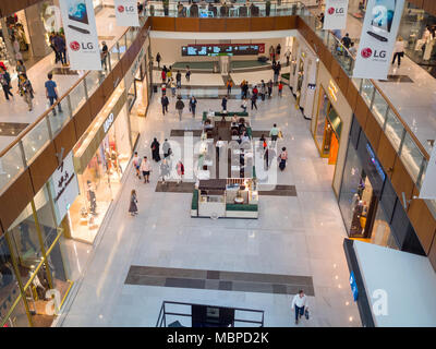 DUBAI, Emirati Arabi Uniti - Dicembre 2017: People shopping all'interno del Dubai Mall, uno dei bigest nel mondo Foto Stock