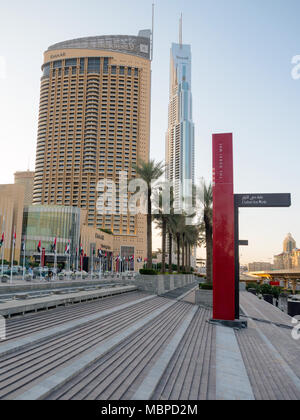 DUBAI, Emirati Arabi Uniti - DICEMBRE 2017:L'area al di fuori del centro commerciale di Dubai con la bella architettura Foto Stock