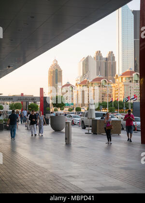 DUBAI, Emirati Arabi Uniti - DICEMBRE 2017:L'area al di fuori del centro commerciale di Dubai con la bella architettura Foto Stock