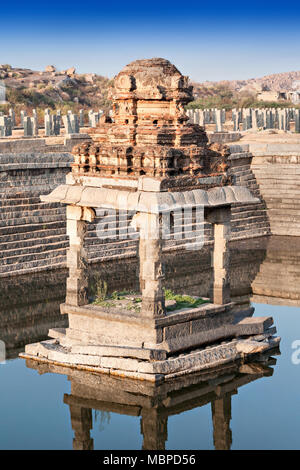 Rovinato stagno con acqua, Hampi, India Foto Stock