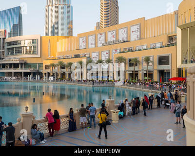 DUBAI, Emirati Arabi Uniti - Dicembre 2017: Persone Godetevi il pomeriggio presso la fontana di Dubai in Dubai Mall Foto Stock