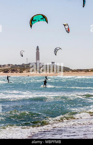 Il kite surf al largo di Capo Trafalgar, Spagna. Capo Trafalgar è un promontorio della Provincia di Cadice nel sud-ovest della Spagna. Foto Stock