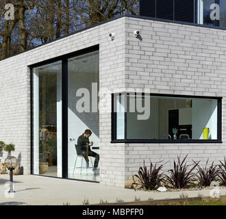 Cerca in cucina con la figura alla tabella. Highland House, Kent, Regno Unito. Architetto: Ben Adams architetti, 2016. Foto Stock