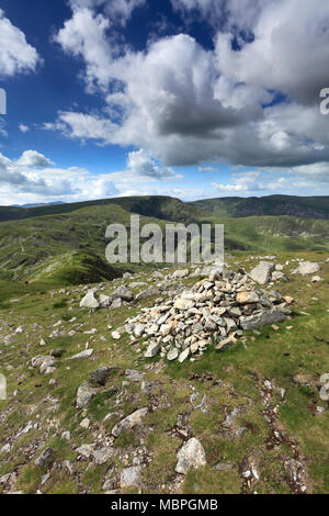 Summit cairn su Harter cadde, Mardale comune, Parco Nazionale del Distretto dei Laghi, Cumbria County, England, Regno Unito Foto Stock