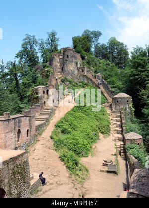 Il castello di Rudkhan, una popolare destinazione turistica in provincia di Gilan, Iran Foto Stock