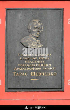 Kiev, Ucraina - 8 Aprile 2018: Bronzo lapide sulla facciata dell'Università di Kiev - 'In questo edificio di 1845-1847 ha lavorato come dipendente di t Foto Stock
