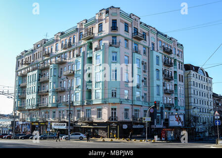Kiev, Ucraina - 8 Aprile 2018: casa residenziale all'intersezione della strada Volodymyrska e Lev Tolstoj a Kiev, Ucraina.