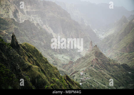 Atmosfera onirica nella fertile Xo-xo valley. Scenario paesaggistico di bluff verdi pendii montani e rocce. Santo Antao Capo Verde Foto Stock