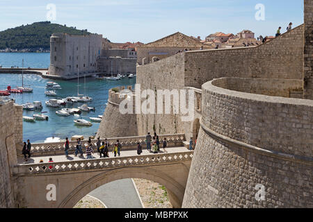 Ponte in prossimità di cancello PLOCE, il muro della città, città vecchia, Dubrovnik, Croazia Foto Stock