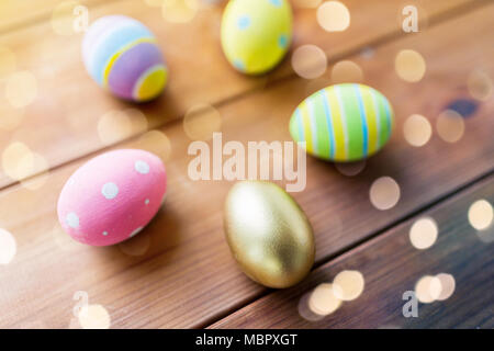 Close up di colorate uova di pasqua su assi di legno Foto Stock