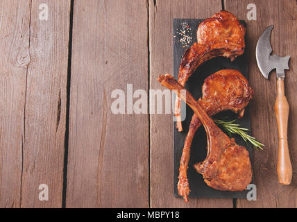 Agnello alla griglia costolette di vitello lombata su una piastra Foto Stock