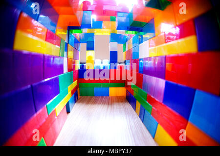 Montreal, Canada,30,Marzo,2018.Vista interna di una casa fatta di giocattolo di materia plastica in blocchi. Credit:Mario Beauregard/Alamy Live News Foto Stock