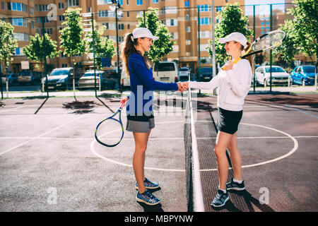 Inizio del gioco del tennis, due ragazze i giocatori di tennis Foto Stock