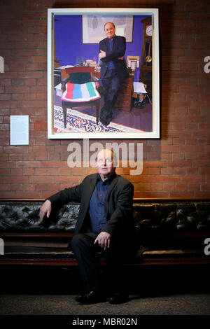 Emittente James Naughtie siede sotto un ritratto di se stesso per artista Brendan Kelly, a Scottish National Portrait Gallery di Edimburgo. Foto Stock