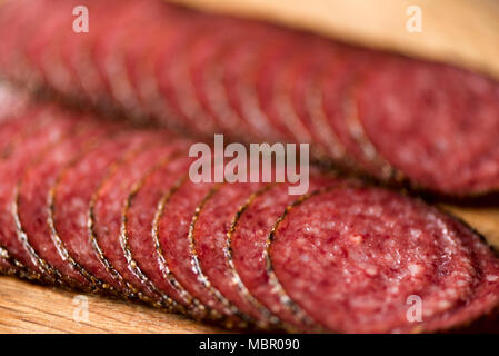 Macro di salumi affumicati Salsicce sfondo. Vista superiore, copia dello spazio. Salume affettato texture close up Foto Stock