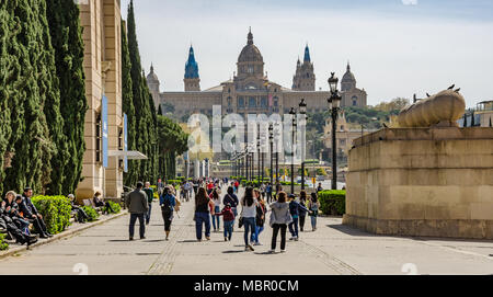 Una vista guardando verso il Museo Nazionale d'Arte della Catalogna che si basa in Palau Nacional di Barcellona, Spagna. Foto Stock