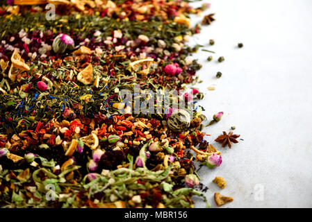 Diversi tipi di tè: verde, nero, floreali, medicinali a base di erbe, menta, melissa, rose, hibiscus, fiordaliso. Secco assortimento di tè con organici frutti, bacche, zenzero, arancio, lampone e mirtillo. Vista superiore Foto Stock