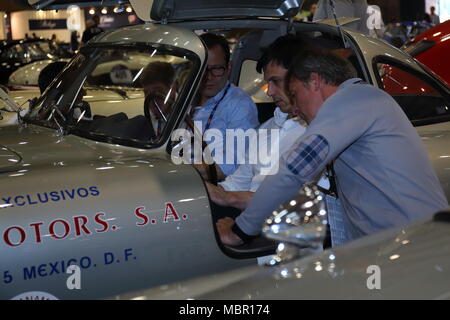 Brescia, Italia. 17th, maggio 2017. Toto Wolff (a destra), il team principal della Mercedes AMG F1 sarà alla guida di una MERCEDES-BENZ 300 SL W 194 prototipo 1952, tog Foto Stock