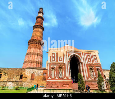 Alai Darwaza e Qutub Minar presso il complesso di Qutb in Delhi, India Foto Stock