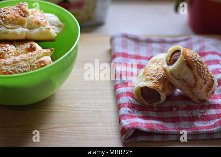 Pane appena sfornato, deliziosa casa hot dogs in sesame bun/ closeup still life fotografia di cibo Foto Stock