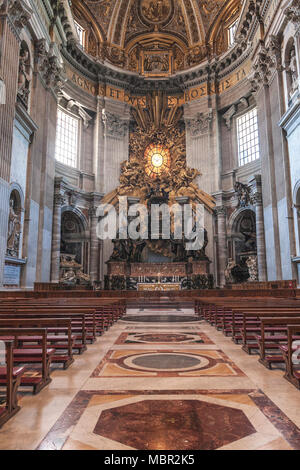 Roma, Italia - 20 Giugno 2011: abside della Basilica di San Pietro con la Cattedra di San Pietro nel centro Foto Stock