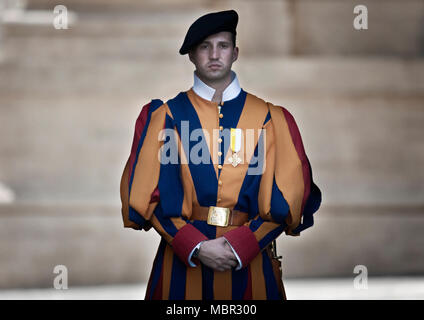 Roma, Italia - 20 Giugno 2011: la Guardia Svizzera Pontificia in uniforme. Attualmente, il nome della Guardia Svizzera si riferisce generalmente alla Guardia Svizzera Pontificia del santo Foto Stock