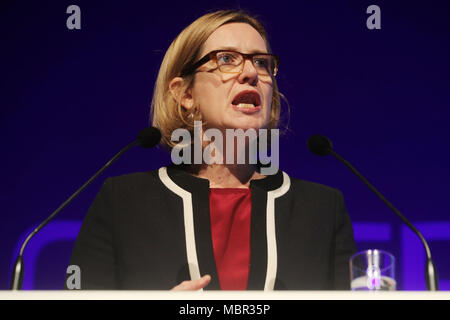 Home Secretary Ambra Rudd risolve la conferenza CYBERUK, ospitata dalla National Cyber Security Center al Manchester Central Convention Complex, dove ha lanciato un offensiva contro i criminali che sfruttano internet underworld noto come il web scuro. Foto Stock