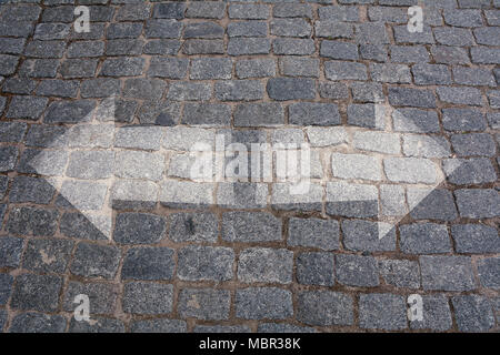 Marciapiede Incrocio bianco con le frecce che puntano in due direzioni diverse. Concetto di scelte Foto Stock