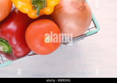 Carrello riempito con fresche e mature di verdure Foto Stock