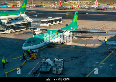 Aer Lingus ATR 72-600 elica sul piazzale dell'aeroporto di Birmingham, West Midlands, Regno Unito. Foto Stock