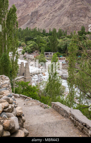 Vista della valle Turtuk e il fiume Shyok. Turtuk è l'ultimo paese dell India in India - confine pakistano situato nella Valle di Nubra regione Foto Stock