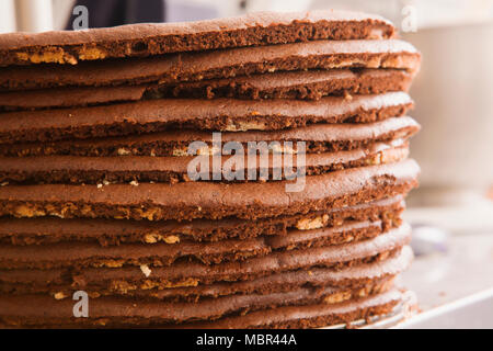 Pila di cioccolatini Pancake per Layer Cake Foto Stock