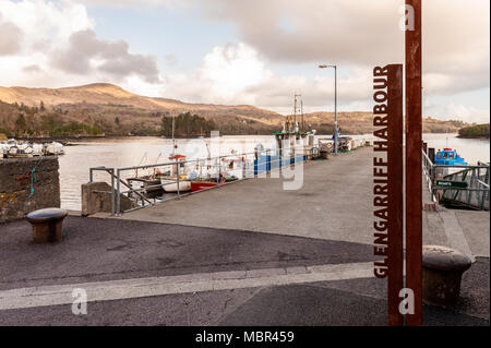 Glengarriff Harbour Atlantica selvaggia modo segno in Glengarriff Harbour, Glengarriff, County Cork, Irlanda con copia spazio. Foto Stock