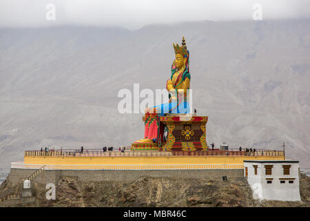 Maitreya Buddha statua con l'Himalaya in retro a Diskit Monastero, Valle di Nubra, Ladakh, India. Foto Stock