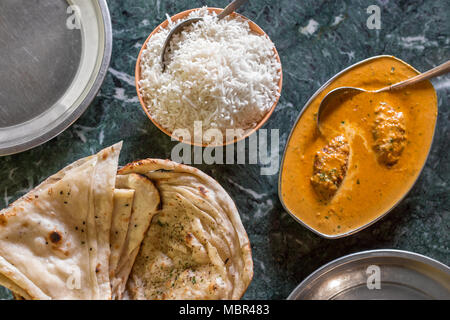 Cucina Indiana: tandoori naan indiano, il riso basmati e malai o paneer kofta vista top shot Foto Stock